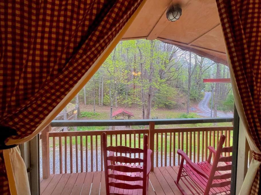 Cute Cabin Creek & Firepit #12 헬렌 외부 사진