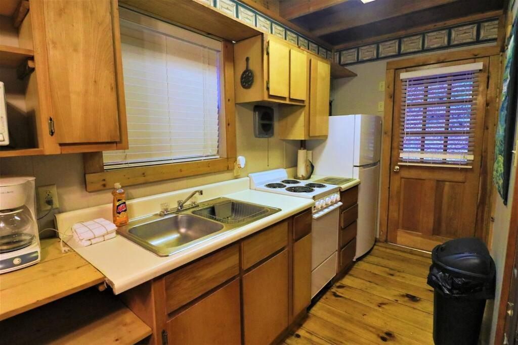 Cute Cabin Creek & Firepit #12 헬렌 외부 사진