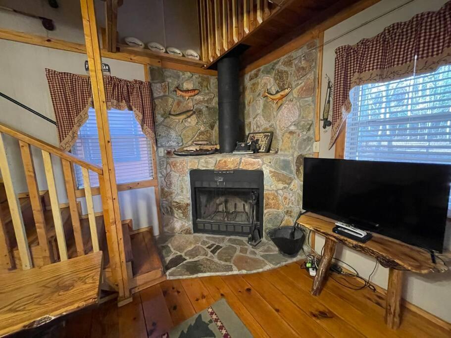 Cute Cabin Creek & Firepit #12 헬렌 외부 사진